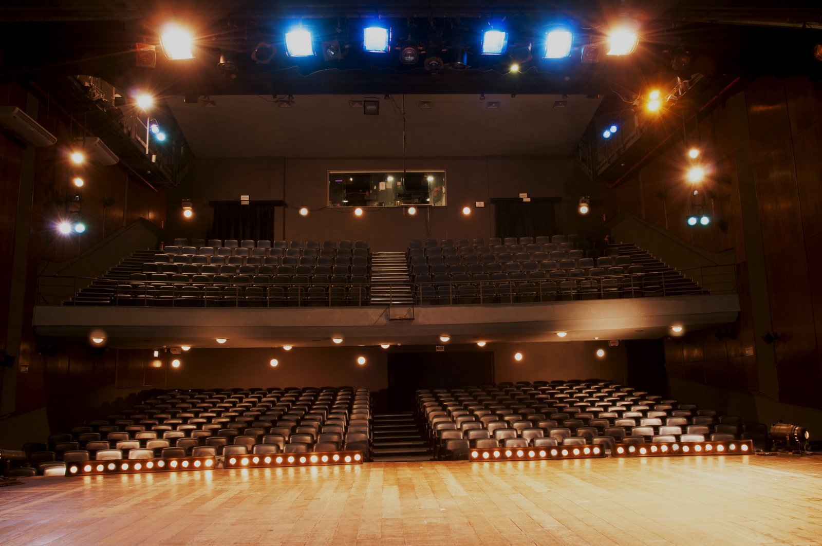 Palco iluminado do Teatro Miguel Falabella